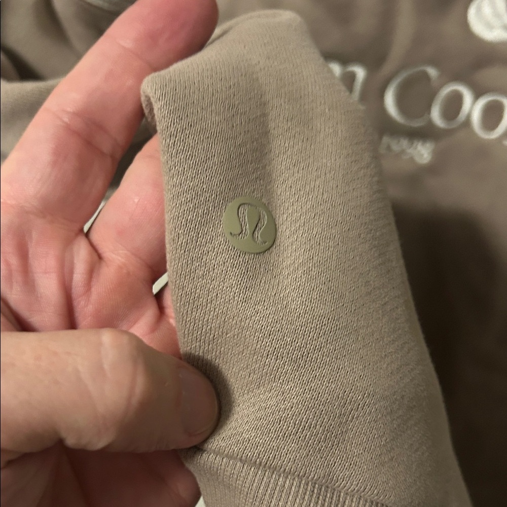 lululemon athletica Men's Crewneck Sweatshirt in Taupe with White Golf Graphic - Picture 3 of 3